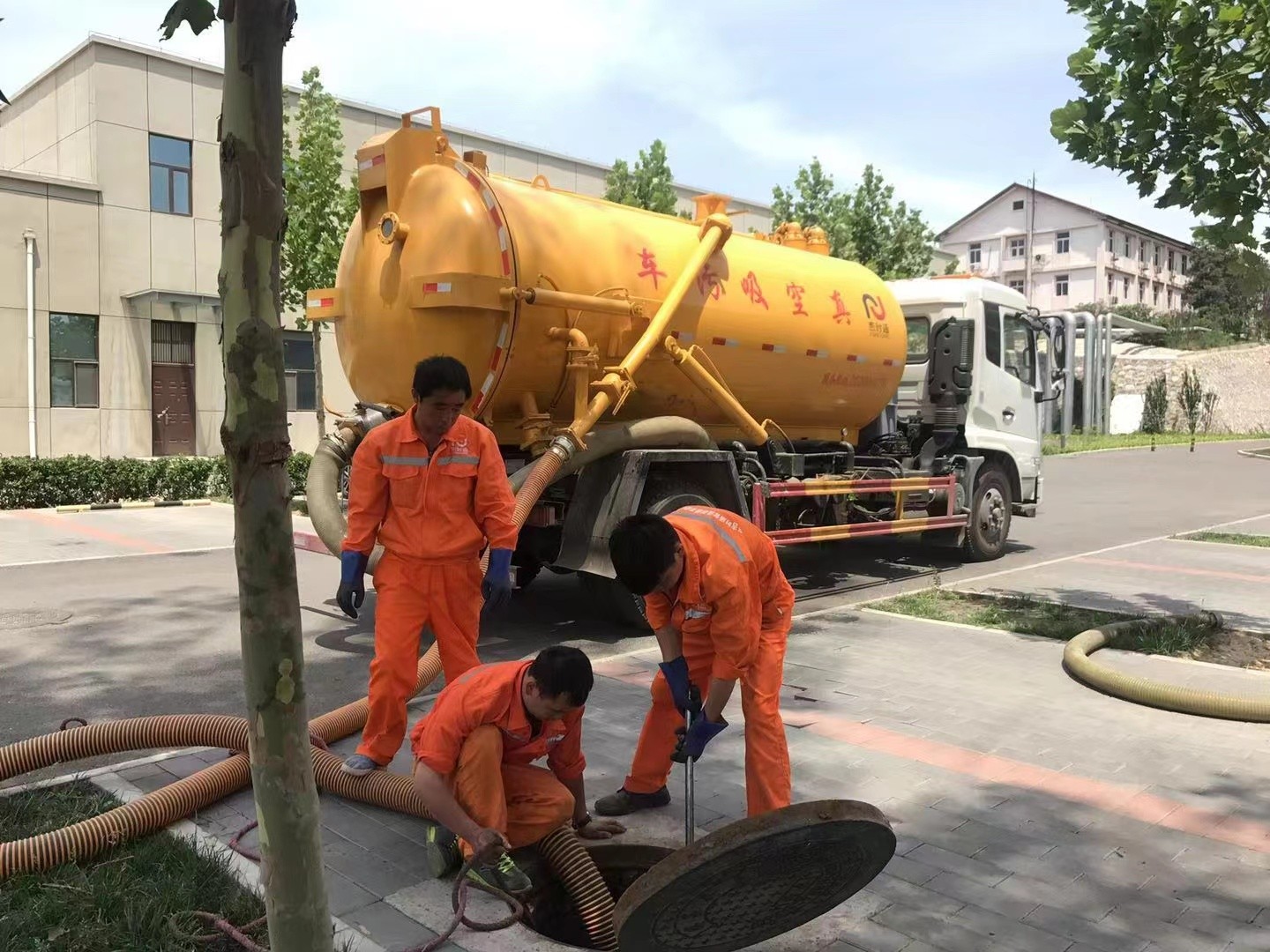 奎屯管道疏通车停在窨井附近