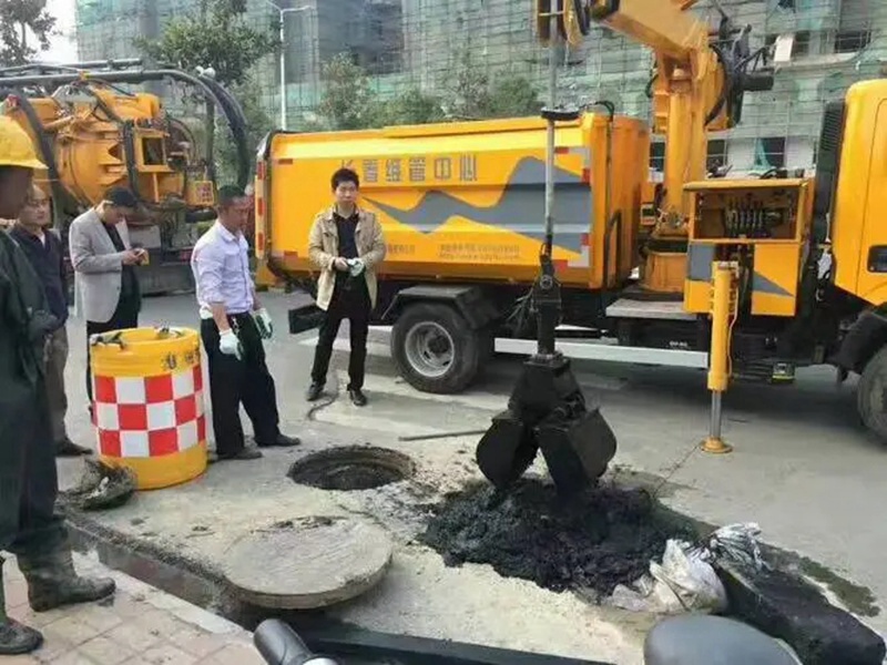 奎屯街道：网格员化身“清道夫”，为民解忧疏通“堵心”化粪池