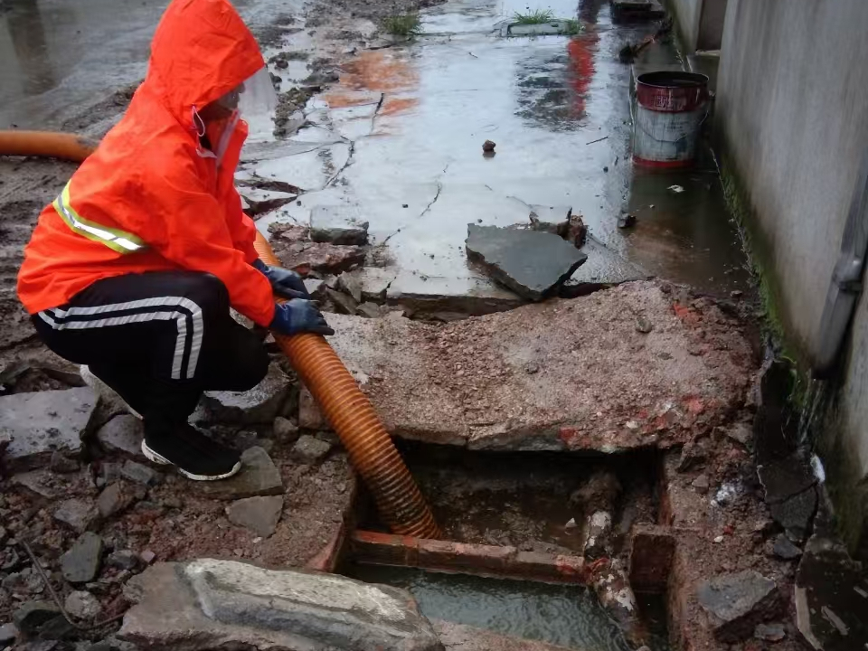 奎屯专业清理污水池 炜誉市政以规范流程守护城市 “肠道”